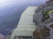 Kalliokylkilaiturin avulla hankalastakin rannasta voidaan tehdä viihtyisä ja turvallinen.